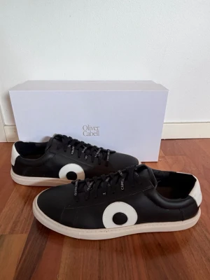 Oliver cabell sneakers  - Helt nya och oanvända Oliver cabell skor i läder. Storlek 44 och originalbox medföljer vid köp! Hör av er vid frågor eller funderingar!