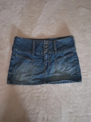 Jeanskjol - En jeanskjol som tyvärr har blivit för liten för mig!