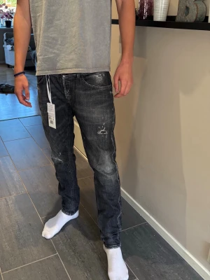 Dondup George Jeans  - Dondup George w34/ midja 45cm och längden är 104cm. Nypris: 3499kr nyskick!!! Hör av dig ifall du har frågor och är absolut öppen för att diskutera priset!!!
