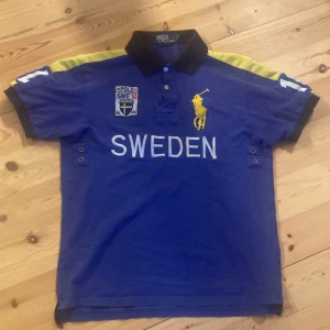 Polo Ralph loren piké. - Tjena ! Säljer denna feta polo tröja då jag inte gillar den längre köpte den för 1,2k . Det är strlk l . Men kan även passa m . Skriv för minsta lilla fråga och priset kan diskuteras.