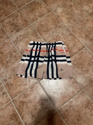 Burberry shorts - Jag har ett par burberry bad byxor som jag inte har kunnat använda i somras, jag säljer dem för att jag köpte den då i onödan