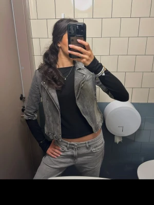 Grå jeansjacka från Zara - Hej!! Säljer denna jättecoola jeansjacka från Zara då den är för liten, använt som topp och jacka beroende på väder. Tveka inte att skriva vid frågor och pris kan diskuteras!!🫶