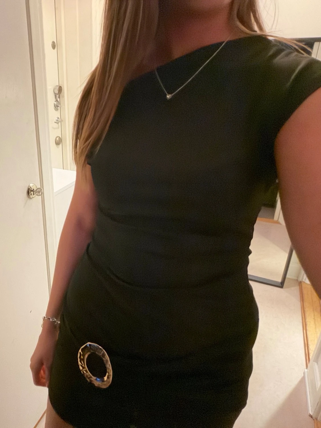 Svart one shoulder kort klänning
