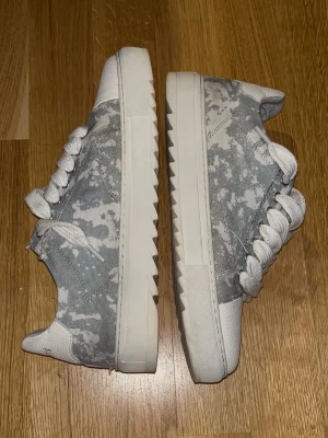 Numeris clouds - Säljer ett par numeris clouds. Storlek 44,5. Perfekt för hösten och speciellt för dig som bär flared jeans. Säljer då jag byt stil, skorna har en liten deffekt men det är inget som är märkbart eller störande för användning. Pris kan diskuteras 🤞🏼