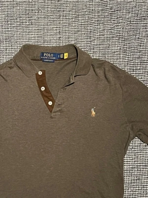 Brun långärmad från Polo Ralph Lauren - Lång ärmar inte piké syns inte på bild pga dåliga bilder, förgen är lite mer åt det gröna hållet ser ut som brun 