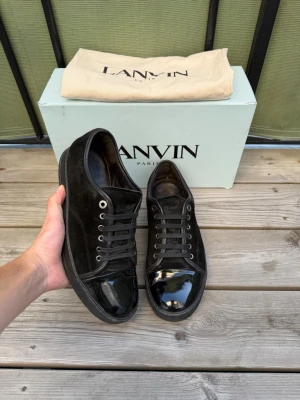 Lanvin - Lanvin dbb1 patent cap toe i svart | storlek 7 eu 41 men passar 42-43 | bra skick som bilder | snörets end är lite sönder men märks inte när man knyter dem | pris går att diskutera vid snabb affär | bara skor ingår |