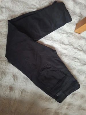 Replay 33/34 - Ett par riktigt fet replay anbass med waist:33 och längd:34. De har bara användas 3 gånger alltså i nytt skick.500 är prutat och klart. Tveka inte på att ställa frågor. Skickar dag eller dag efter köp!  