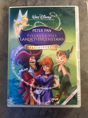 Peter Pan i tillbaka till landet ingenstans DVD - DVD-film med Peter Pan i Tillbaka till Landet Ingenstans. Speltid 70 minuter. Produktionsår 2001.  Finns på språk: Svenska, Finska, Engelska, Isländska    OBS!! skivorna är begagnade så det kan förekomma repor/hairlines på skivorna, men då jag kollar igenom alla filmer jag säljer garanterar jag att alla funkar felfritt om inget annat står! :)  OBS!! Just denna skivan är väldigt repig, men som det står ovan spelar den utan problem!