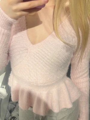 rosa peplum stickad tröja - I bought it secondhand, I'm not sure of the brand or side!  Fits s-m