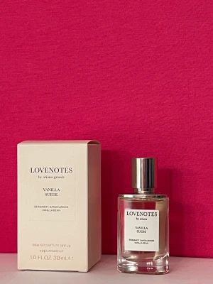 Ariana grande Lovenotes Vanilla Suede  30 ml - Lovenotes Vanilla Suede av Ariana Grande 30ml se bilder för mängd kvar och noter. Jag postar alltid snabbt! se gärna mina andra annonser för samfrakt! 