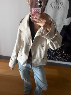 Krämvit/beige trenchcoat - Såå fin o stilren trenchcoat som passar till allt!