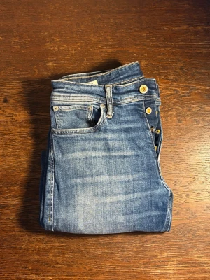 Blåa Jack&Jones Jeans  - Snygga blå ”Tapered Mike”Jack and Jones Jeans, W28 L30, Hör av er vid eventuella frågor!