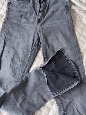 Grå jeans Molly jeans Gina - Säljer ett par grå jeans från Molly i storlek M. Jeansen har taight fit med slitning där nere, klassisk femficksmodell och dragkedjegylf. Materialet är jätte stretchigt och passar nån med L med. Färgen är en snygg tvättad grå nyans.
