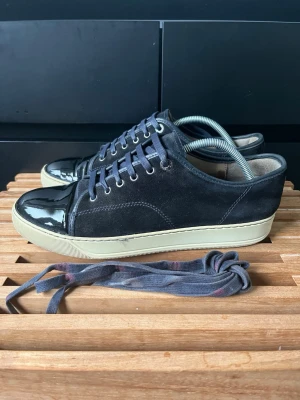 Lanvin skor  - Tjena, säljer nu dessa riktigt snygga och populära lanvinsen i använt skick, det är mycket fina utanpå men inuti är de rätt slitna så kolla alla bilder, fortfarande helt användbara men hade kanske lagt in en extrasula vid användning, Uk 8/ 42-43, har precis bytt snören så man får med de gamla också, hör av er vid frågor och funderingar🙌🤝 