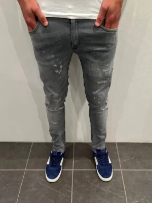 Grå Dondup George - Dondup jeans strl 31 med slitningar i en sjukt snygg tvätt, och ett jättefint skick (snålt använda) Bara att skriva vid minsta fråga som fler bilder passform osv så svarar jag direkt🤩(bilderna är inte mina men det var jag som köpte dom så det är fortfarande exakt samma plagg)