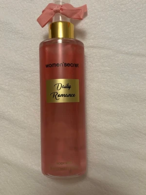 Bodymist - Jag postar med instabox och PostNord!! 10% rabatt på bundle!🎀Bodymist som luktar jättegott🎀🪽🩷 se hur mycket som är kvar på andra bilden🎀