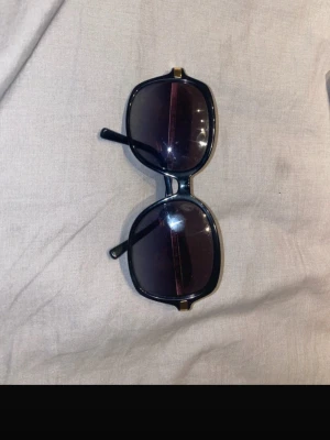 Micheal kors solglasögon - Säljer dessa solglasögon från Michael kors(köpta från Zalando). Dessa är använda ett par gånger men har med sig mikrofiberduk från Michael kors. Även ett kort från Michael kors. Jätte snygga och är i mycket bra skick! Köp för 1100kr men säljer för 750kr!!