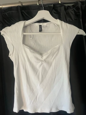 Vit tshirt - Jag säljer en vit ribbad t-shirt från H&M Divided i storlek S.❣️ använd endast fåtal gånger 