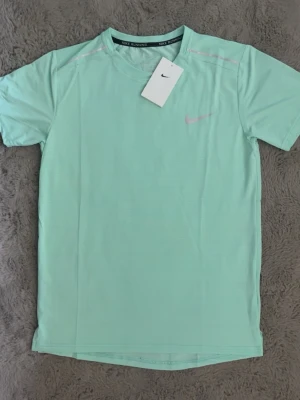 Nike Miller tröja  - Nike Miller tröja grön   Storlek large  Helt ny  Perfekt på mig som är 189 Fraktar samma dag 
