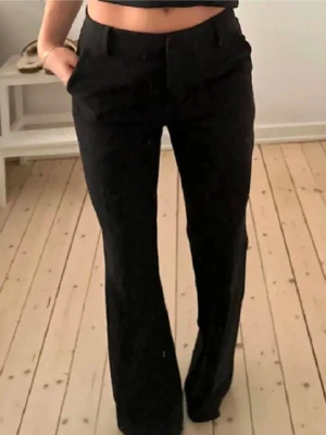 Bikbok kostymbyxa - Lågmodjade kostymbyxor från bikbok med utsvängda ben 🥰 modellen "vera", köpt för 500. Använda 2 gånger, mycket fint skick!