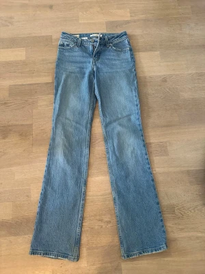 Levis bootcut jeans - Säljer ett par bootcut jeans med lägre midja ifrån Levis. De är som nya. Nypris: 2600kr