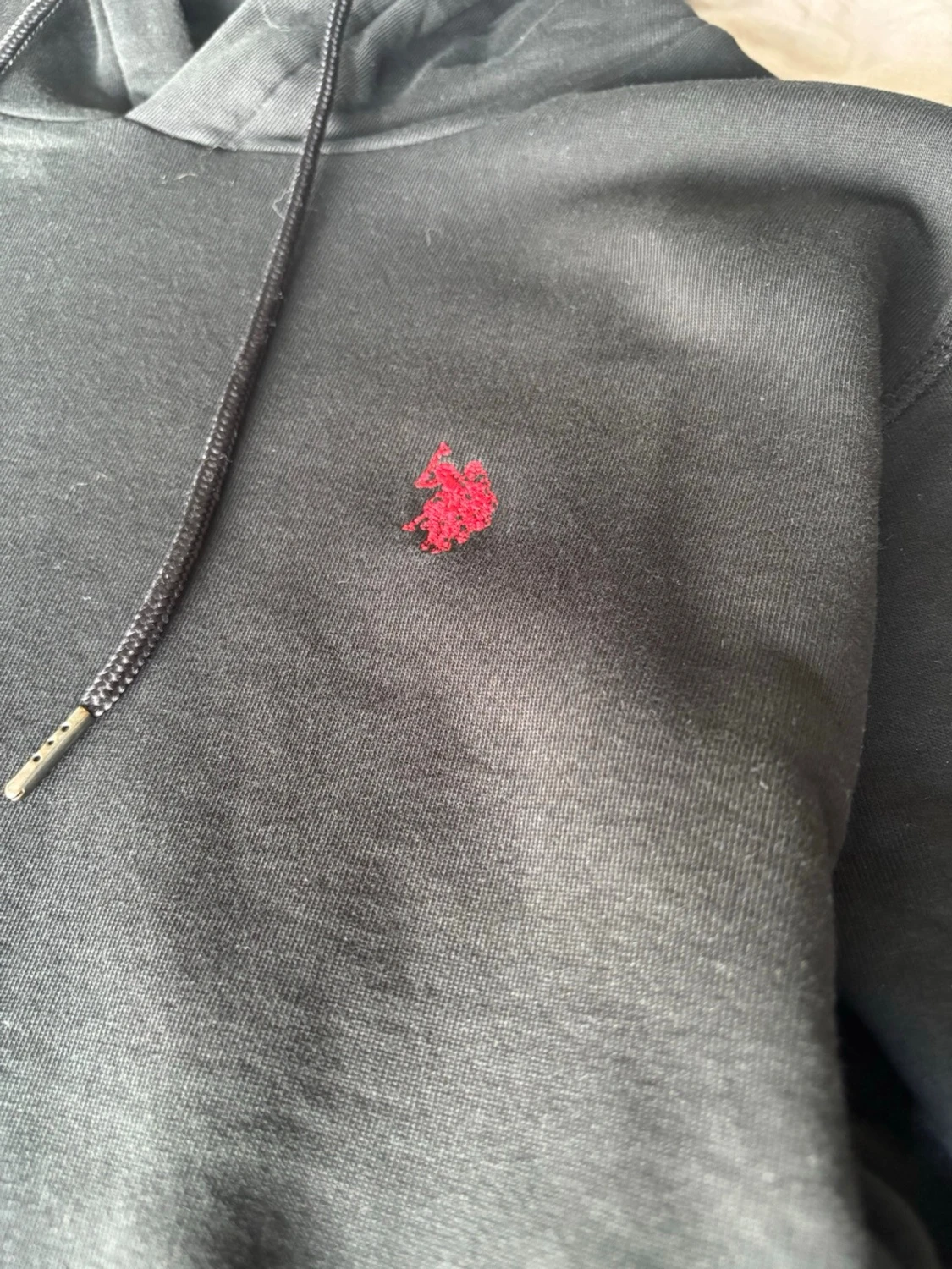 Svart hoodie med röd logga - 1