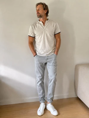 Ljusgrå chinos från New Look - Snygga ljusgrå chinos från New Look med raka ben och klassisk passform. Byxorna har bälteshällor, två sidofickor och är tillverkade i ett mjukt bomullsmaterial som känns bekvämt hela dagen.