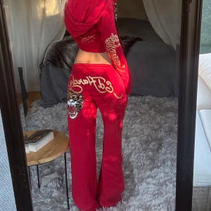 ed hardy set  - säljer detta set från ed hardy som endast är använt hemma 1/2 gånger, så väldigt bra skick!! jag är 177. ok att köpa direkt, sista dagen att köpa är 29/8 sen åker jag iväg i 2,5 månader ❤️