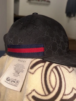 ( Äkta) Svart keps från Gucci med GG-mönster -  (Äkta)svart keps från Gucci storlek s mer frågor kom prv priset diskuteras inte!!!