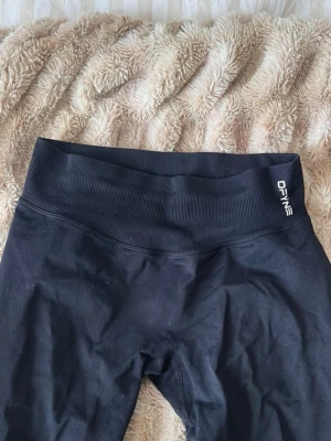 dfyne - svarta impact-tights från DFYNE, fint skick förutom att texten börjat lossna lite på vissa ställen