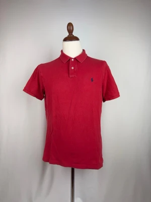 Röd Ralph Lauren Pike - 🌸 INFO OM PLAGGET 🌸  ☑️ Märke: Ralph Lauren ☑️ Storlek: M-L ☑️ Färg: Röd ☑️ Skick: ⭐⭐⭐⭐⭐  ✨ Detaljer: ☐ Inga hål ☐ Inga fläckar ☐ Nytvättad ☐ Rökfritt hem ☐ Djurfritt hem  📏 Passform: ☑️ Normal   📦 Skickas snabbt. 💬 Skriv gärna om du vill ha fler bilder eller mått. 🤍 Paketrabatt vid köp av flera annonser. 🌟 Titta gärna på mina andra annonser!