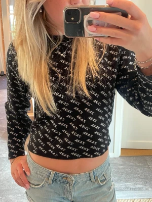 Svart stickad Zara tröja - Stickad svart tröja från Zara med mönster. Skicka  gärna prisföslag🩷