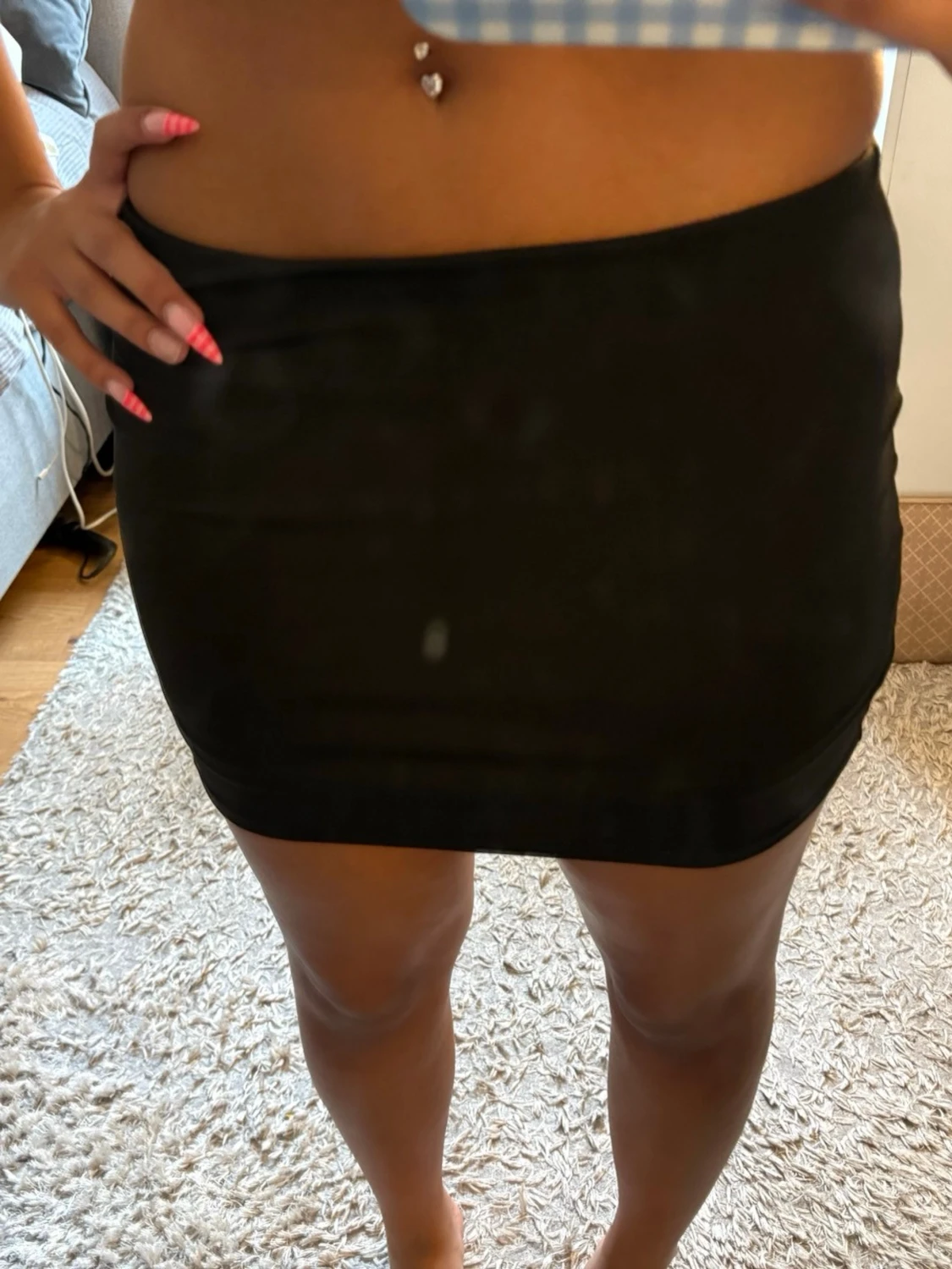 svart minikjol med inbyggda shorts