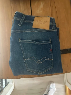 Replay Jeans - Säljer ett par schyssta Replay Anbass Jeans. Jeansen har HyperFlex och är OTROLIGT sköna och stretchiga. Bra skick👌 stl 30-30. Liten slitning: sista bilden. Snabb affär➡️bättre pris!
