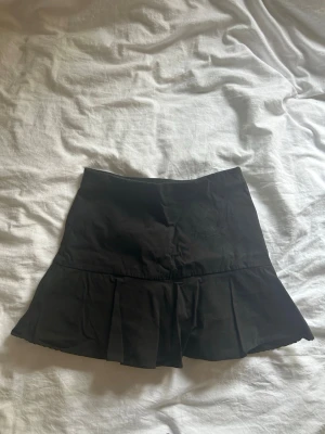 Svart kjol med volangkant - Super söt mini kjol med volang och inbyggda shorts från Zara. 