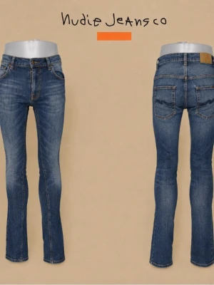 Nudie jeans - Säljer ett par klassiska blå jeans från Nudie Jeans med smal passform och snygga slitningar. Jeansen har fem fickor, orange kontrastsömmar och en patch bak i midjan. Tillverkade i denim av bomull. Perfekta för en avslappnad och trendig look.