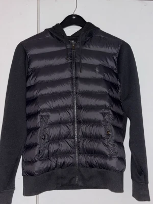 Svart Ralph Lauren cardigan  - Säljer en snygg och stilren Ralph Lauren cardigan. Jackan är i ett mycket fint skick och har en klassisk svart design som passar det mesta. Se bilder för skick och detaljer. Hör gärna av dig vid frågor!