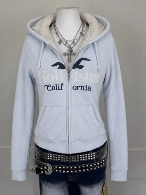 Hollister 2000s women’s Y2K zip up ljusblå Small  -   Hollister 2000s Y2K zip-up i ljusblå färg 💙  • Storlek: S • Passform: Women’s • Färg: Ljusblå • Era: 2000s / Y2K • Märke: Hollister  Snygg och lättmatchad Y2K-piece som passar perfekt till jeans, kjol eller tracksuit.  📦 Skickas snabbt och noggrant packad!