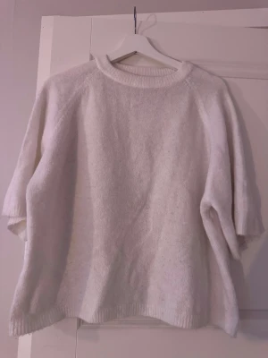 Kort stickad tröja - Kort stickad tröja, använd ganska mycket så lite små knotter på tröjan.