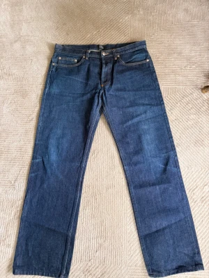A.P.C. New Standard jeans - A.P.C. New Standard jeans i mörkblå denim, 100 % bomull. Mycket fint skick med naturlig denim-färgning.  Storlek: W33 Midjemått: 88 cm Innerbenslängd: 76 cm