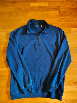 Blå Quarterzip från Polo Ralph Lauren - Tja! Säljer min quarter zip från Ralph Lauren, blå färg i strl. Large. Fint skick. Hör av dig vid fler frågor! Snabb affär, priset kan diskuteras