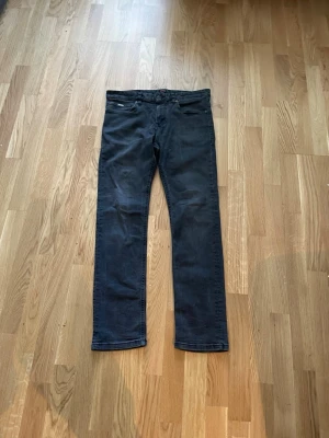  Boss jeans - Snygga svarta jeans från Boss med klassisk rak passform. Jeansen har fem fickor och subtila sömmar. Perfekta för en stilren look och passar till det mesta. Materialet är mjukt och stretchigt för extra komfort. Storlek W32 L30 pris kan diskuteras 