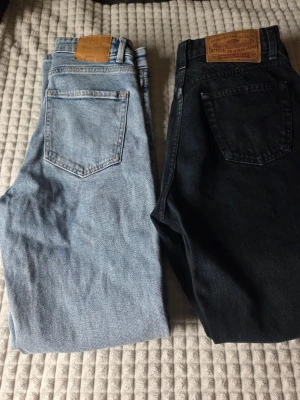 Jeanspaket stl S 🤍 Stradivarius Mom Slim + Davy’s vintagejeans - .Säljer ett fint jeanspaket med två snygga par jeans i samma storlek  👖 Stradivarius Mom Slim jeans  Ljusblå högmidjade jeans med rakare ben och snygg klassisk denimtvätt. En perfekt bas som passar till allt ⚠️ Tvättlappen invändigt är bortklippt, annars inga fel att anmärka på. 👖 Davy’s Jeanswear vintagejeans  Jeans med mörk denimtvätt i svart/grå/mörkblåtoner. Högmidjade med rak passform och snygg vintagekänsla ✨ Ligger ute separat också. Skicka gärna prisförslag vid intresse. Skriv vid frågor🫶