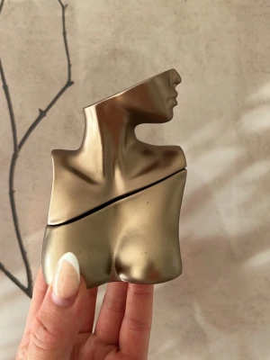 Eilish Eau De Parfum 50ml  - En helt otrolig doft från Billie Eilish. Socker, kakaoböna och vanilj. 50ml flaska, se bild för använd mängd. Skulle gissa på ungefär halva. Perfekt doft nu till hösten. 