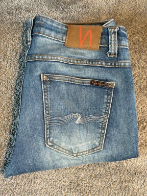 Nudie Jeans - Ljusblåa Nudie Jeans||Skick 9/10||Storlek W32/L33|Modell thinn Finn||Skriv vid minsta intresse||