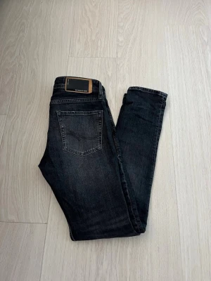 Jack and Jones slim gleen - Jack and Jones slim gleen säljer för dom är för små har inte använt dom mycket hör av vid minsta lilla pris ej hugget i sten!