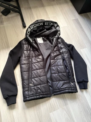 Moncler cardigan - Knappt använd, fint skick. Inga defekter. Det står S men passar på mig som brukar ha M. Du vet varför den är så billig.