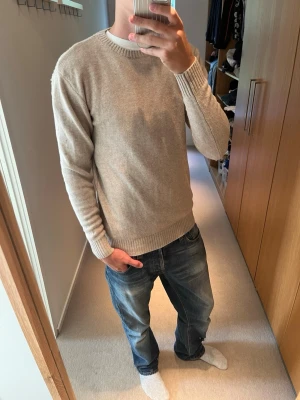 John Henric cahsmere tröja - Tjena, nu säljer jag denna riktigt feta cashmere tröjan från John Henric. Skicket är otroligt bra, skulle säga 9/10. Stoleken är M, killen på bilden är 183 cm. Släng iväg ett dm för frågor! 🙌📩