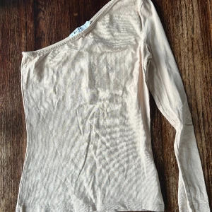 One sholder topp - En beige topp 