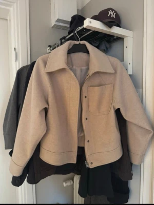 Beige kappa  - Jätte fin beige kappa från Zink, köpt här på Plick. Sparsamt använd. Storleken är 32/34 alltså typ xs-s. Skriv för fler frågor eller fler bilder💕tror den kommer från Ullared i grunden